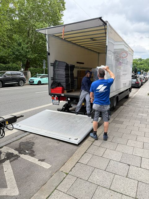 Verladung von Umzugskartons in den LKW